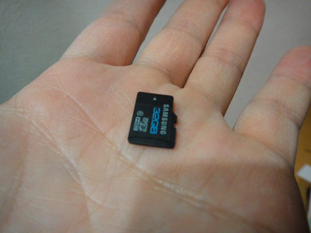 「DSC-TX300V」大奮発して 32GB のメモリを載せました。しかしメモリも安くなったものです